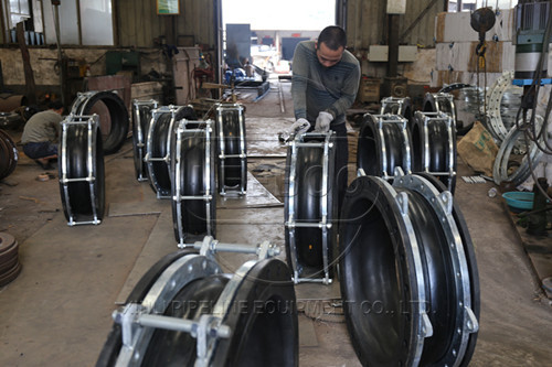 25公斤壓力<a href=http://www.xinligd.com target=_blank class=infotextkey>橡膠接頭</a>怎么判斷質(zhì)量好壞